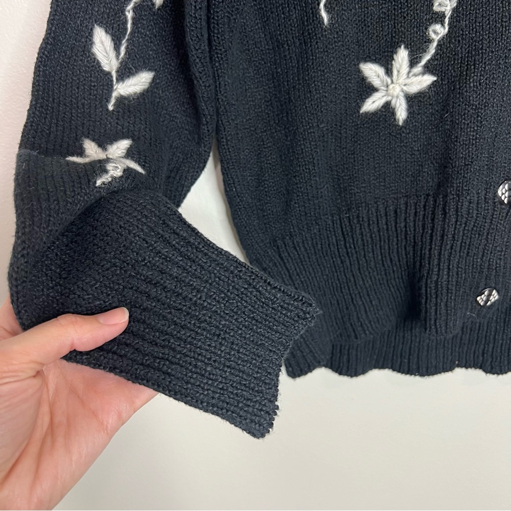 Whitewash Ladimir black and white floral stitch cardigan sweater size Medium - Picture 13 of 16